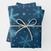 Klassische Weihnachtsschneeflocken auf marineblau Geschenkpapier Set (Beispiel)