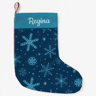 Klassische Weihnachtsschneeflocken auf navyblauem  Kleiner Weihnachtsstrumpf