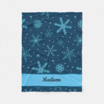 Klassische Weihnachtsschneeflocken auf Vliesenblau