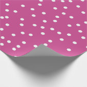 Klassische weiße Polka Punkte auf rosa Hintergrund Geschenkpapier (Ecke)