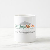 klassische weiße Tasse mit entwickeln Afrika-Logo (Mittel)