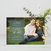 Klassische White and Green Elegante Script Hochzei Save The Date (Stehend Vorderseite)