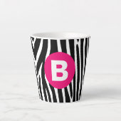 Klassische Zebrastreifen mit hellrosa Monogramm Milchtasse (Vorderseite)