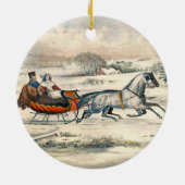 Klassischer 1853 Schlittenfahrt Currier Ives Straß Keramik Ornament (Hinten)