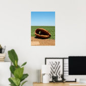 Klassischer Baseballhandschuh auf Infield-Erde Poster (Heimbüro)
