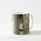 Klassischer Becher - 'Alte Bücher' Kaffeetasse (VorderseiteRechts)
