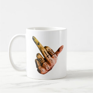 Klassischer Becher mit kräftiger tätowierter Hand Kaffeetasse