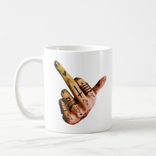 Klassischer Becher mit kräftiger tätowierter Hand Kaffeetasse (Links)