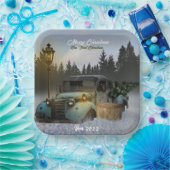 Klassischer blauer LKW mit einem Weihnachtsbaum. Pappteller (Party)