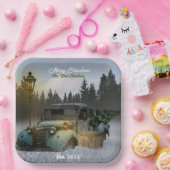 Klassischer blauer LKW mit einem Weihnachtsbaum. Pappteller (Party)