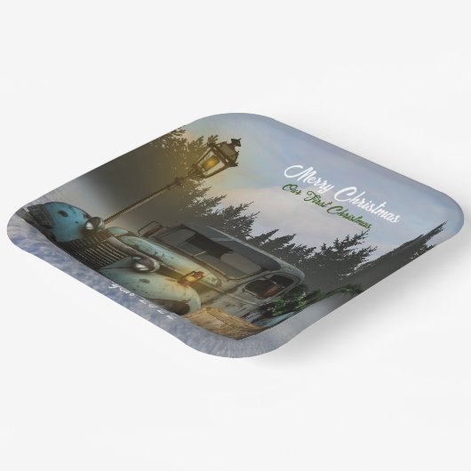 Klassischer blauer LKW mit einem Weihnachtsbaum. Pappteller (Gewinkelt)