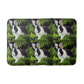 "Klassischer Charme: Das Schwarz-Weiß-Kaninchen" Badematte (Vorderseite)