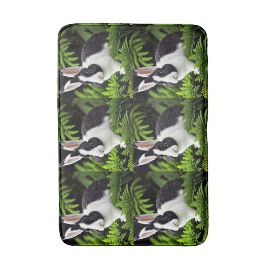 "Klassischer Charme: Das Schwarz-Weiß-Kaninchen" Badematte (Vorderseite Vertikal)