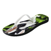 "Klassischer Charme: Das Schwarz-Weiß-Kaninchen" Badesandalen (Schrägansicht)