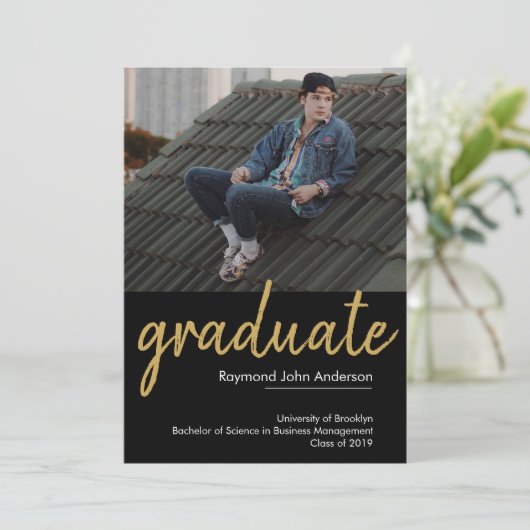 Klassischer Chic Black Gold Graduate Script Abschl Ankündigung (Stehend Vorderseite)