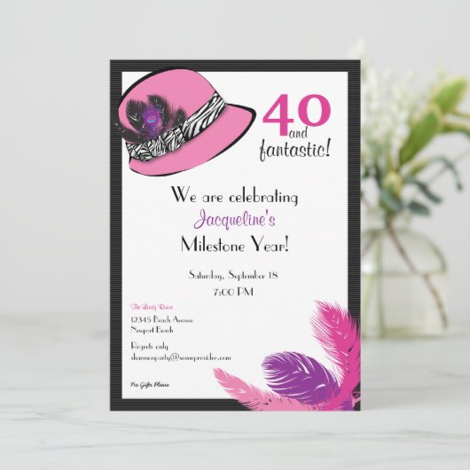 Klassischer Chic-Hut mit Federn Einladung (Stehend Vorderseite)