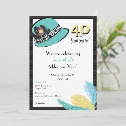 Klassischer Chic-Hut mit Federn Einladung (Stehend Vorderseite)