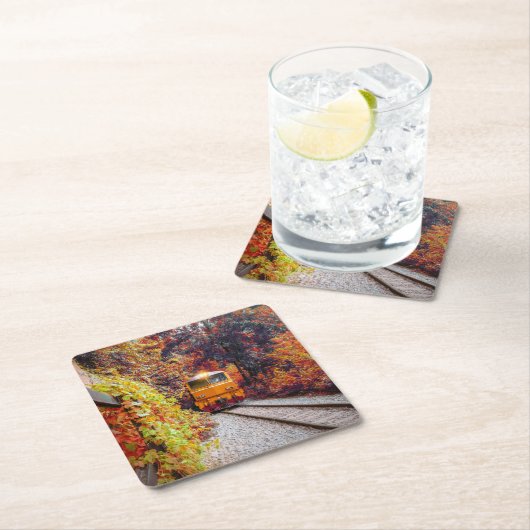 Klassischer Diesel-Motor im Herbst Rechteckiger Pappuntersetzer (Vor Ort)