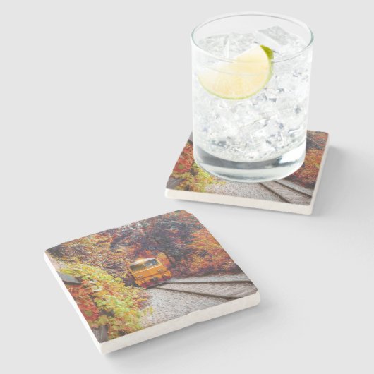 Klassischer Diesel-Motor im Herbst Steinuntersetzer (Seitenansicht)