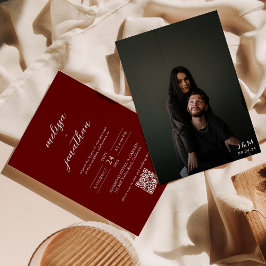 Klassischer Dunkelroter Foto Monogram QR Code Hoch Einladung