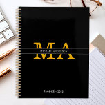 Klassischer eleganter Black Gold Monogram Individu Planer<br><div class="desc">Passen Sie den Text an und erstellen Sie einfach Ihren personalisierten Planer. Klicken Sie auf ENTWURF BEARBEITEN, um die Hintergrundfarbe oder Textfarbe zu ändern. Sie können dieses Design auf andere Zazzle-Produkte übertragen und an die meisten Zazzle-Produkte anpassen. Standard Studio-Designs werden in hochauflösender Grafik für berufliche Drucke erstellt. Vielen Dank, dass...</div>