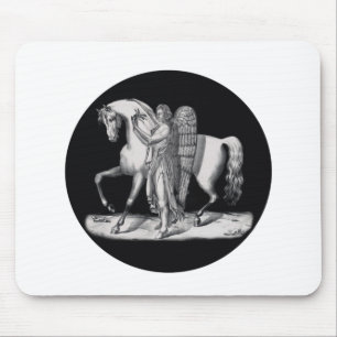 Klassischer Engel neben dem majestätischen Pferd Mousepad