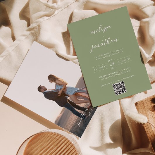 Klassischer Foto-Script-QR-Code in Salbeigrün für Einladung
