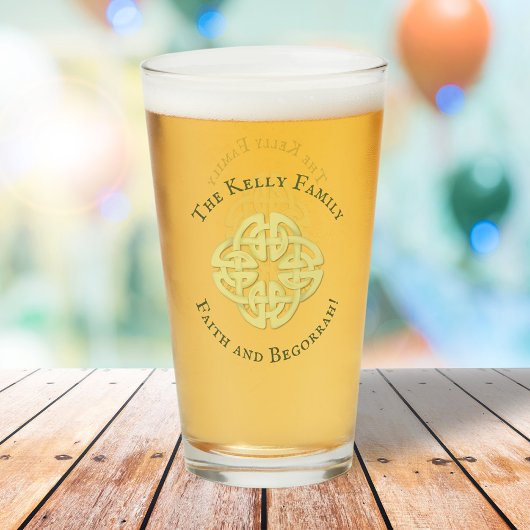 Klassischer Gold keltischer Kreuzgedanken und Bego Glas