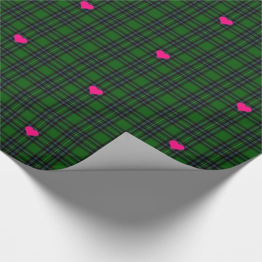 Klassischer Grüner Tartan Kariert rosa Herzakzent Geschenkpapier (Ecke)