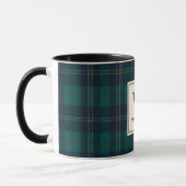 Klassischer grüner Tartan-Karostoff-Monogramm-Weih Tasse (Links)