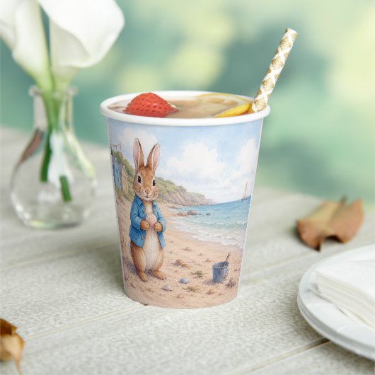 Klassischer Hase an einem sandigen Strand Pappbecher (In Situ)