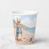 Klassischer Hase an einem sandigen Strand Pappbecher (Rückseite)