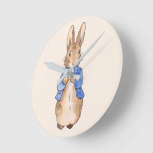 Klassischer Hase in einer blauen Jacke Runde Wanduhr