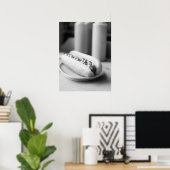 Klassischer Hot Dog mit Senf und Ketchup Poster (Heimbüro)