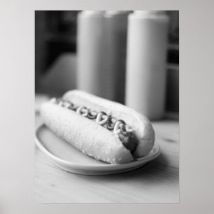 Klassischer Hot Dog mit Senf und Ketchup Poster