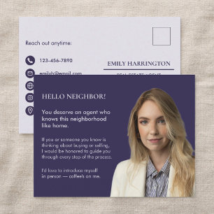 Klassischer Immobilienmakler mit lila Einführungss Postkarte