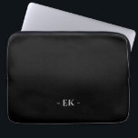 Klassischer Kleiner Block Monogram Laptop-Sieb Laptopschutzhülle<br><div class="desc">Klassische Monogramm Laptop-Hülle. Kleiner Blocktext in der Mitte unten grau auf schwarzem Hintergrund.</div>