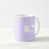 Klassischer lila Gingham mit personalisiertem Name Kaffeetasse (VorderseiteRechts)