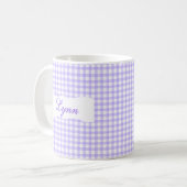 Klassischer lila Gingham mit personalisiertem Name Kaffeetasse (Vorderseite Links)