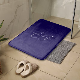 Klassischer minimalistischer Klassiker in Blau und Badematte