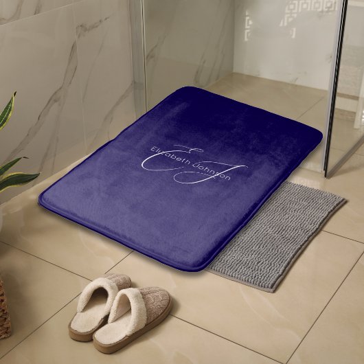 Klassischer minimalistischer Klassiker in Blau und Badematte