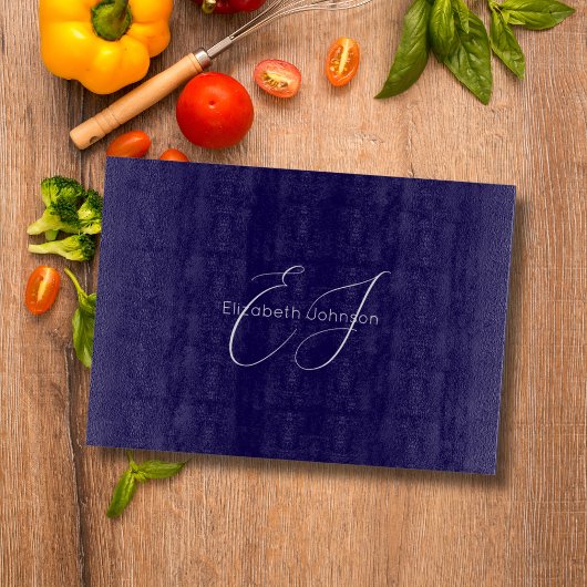 Klassischer minimalistischer Klassiker in Blau und Schneidebrett