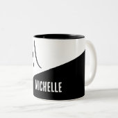 Klassischer Mit Monogramm Schwarz-Weiß-Farbblock Zweifarbige Tasse (VorderseiteRechts)