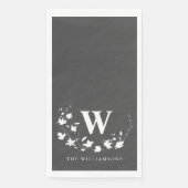 Klassischer Monogramm Name Schwarz-weißer Blumenkr Serviette (Vorderseite)