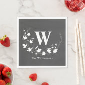 Klassischer Monogramm Name Schwarz-weißer Blumenkr Serviette (Beispiel)