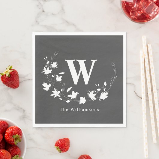 Klassischer Monogramm Name Schwarz-weißer Blumenkr Serviette (Beispiel)