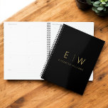 Klassischer Name der Minimalistischen Schwarz-Gold Planer<br><div class="desc">Mit unserem klassischen eleganten, modernen Minimalistischen Monogram-Planer vereint Sie Organisation und Stil. Dieser sorgfältig entworfene Planer verbindet zeitlose Eleganz mit zeitgemäßem Minimalismus und macht ihn zu einem unverzichtbaren Instrument, um auf Ihrem Zeitplan bleibe. Dieser mit Präzision und Liebe zum Detail entworfene Planer ist mehr als nur ein praktisches Objekt; er...</div>