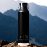 Klassischer Name der Minimalistischen Schwarz-Gold Trinkflasche<br><div class="desc">Erhöhen Sie Ihre Hydratationsroutine mit unserer klassischen Elegant Moderne Minimalistische Monogram Black Water Flasche. Die sorgfältig gestaltete Wasserflasche vereint zeitlose Eleganz mit zeitgemäßem Minimalismus und ist somit ein stilvolles und funktionales Accessoire für Ihren Alltag. Diese Wasserflasche ist mit Präzision und Liebe zum Detail gefertigt und ist mehr als nur ein...</div>