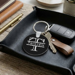 Klassischer Name der Schwarz-weißen Monogramm Schlüsselanhänger<br><div class="desc">Dieses Design entstand aus meiner einzigartigen Acrylmalerei. Sie kann personalisiert werden, indem Sie auf die Schaltfläche Anpassen klicken und den Namen, die Initialen oder die Wörter ändern. Sie können auch die Textfarbe und den Textstil ändern oder den Text für nur ein Bild löschen. Kontaktieren Sie mich unter colorflowcreations@gmail.com , wenn...</div>