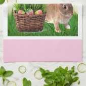 Klassischer Osterhase und Feiertagskorb / Rosa Geschirrtuch (Gefaltet)